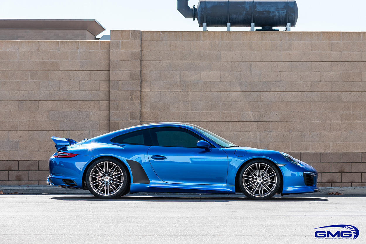 blue porsche car